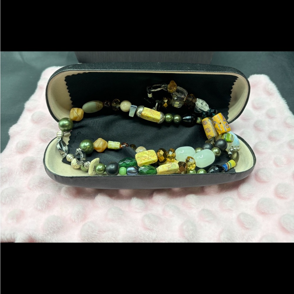 Handcrafted by Evi Vaucher de la Croix genuine stones hold your glasses